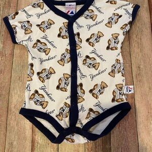 New York Yankees Baby Outfit 6-9 Months button up beats with short sleeves